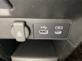 アクセサリーソケットはUSBのアダプターなどをつければ、スマホの充電にも使えます。横にはナビゲーション用の外部入力やスマートフォンなどの充電可能なUSB端子が1個ずつついています。