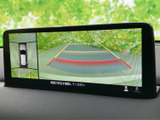 周囲の映像に加えて目安線が表示され、駐車時に後方の位置関係を確認しやすい画面です。車両を停める場面で周辺を把握する助けとなり、日常の駐車に便利です。