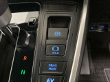 指先でパーキングブレーキの操作ができます。ブレーキホールドもついているので停止中に、ブレーキペダルから足を離しても停止状態を維持し続けてくれます。信号待ちなどの際に非常に便利です。
