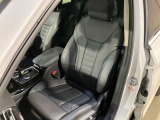 ヴァーネスカレザーシート・シートヒーティング。ヴァーネスカレザーは多くのBMWモデルで採用されているレザーでシボが細かく柔らかい印象のレザー。高級感、機能性、耐久性を備えています。