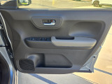 運転席の内側にはドリンクホルダーと嬉しい小物入れがあります♪