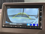 リバースギアに入れるだけで後方の表示へ切り替わります。夜間や雨の日の駐車も楽になりますよ。