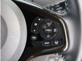 ホンダセンシング機能のクルーズコントロールはアクセル操作せず一定のスピードで走行するのはもちろん、前車との適切な車間距離も保ちます!車線内を走行できるようハンドル操作を支援する機能も付いています!