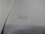 ◆助手席エアバッグ◆SRSエアバッグは、シートベルトだけでは防ぎきれない衝突時の衝撃から乗員を守るための安全装置。衝突時に瞬時に膨らみ、頭部や胸部がダッシュボードに直接衝突するのを防ぎます。