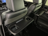 運転席と助手席のシートの裏に収納式のテーブルが装備されています。休憩時のちょっとした小物置きに使えてとっても便利ですね♪