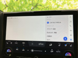 大きな画面に各種設定やメディア項目がまとまり、必要な機能を見つけやすい構成です。空調操作も同じパネル周辺に集約され、日常の操作をスムーズに行えます。