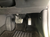 【運転席】アクセル、ブレーキはこのようになっております。