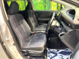 運転席まわりには十分なスペースがあり、大柄な方でもゆったり運転していただける環境です。