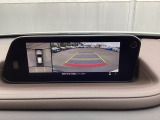 狭い場所での駐車やすれ違いなどでより的確な運転操作に役立つ360&deg;ビューモニターが装備されています。