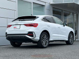 Audi Q3 Sportbackは、後ろ姿にも確かな個性が息づいています。筋肉質なフォルムを引き締める、水平方向のラインを強調したリヤバンパーにシャープなリヤコンビネーションライトです。
