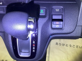電子制御パーキングブレーキは指一本で簡単操作!!