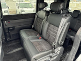 2列目はゆとりあるシートが並び、乗員それぞれが落ち着いて座れる空間です。大きな窓から外の様子も確認しやすく、長時間の移動でも同乗者がくつろぎやすい印象です。