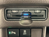 カードスロットや各種スイッチが見やすく並び、運転席まわりから必要な装備を確認しやすい配置です。表示灯も備わり、日々の運転で装備の作動状況を把握する際に役立ちます。