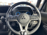 手元にスイッチ類がまとまり、運転姿勢を保ったまま各種操作をしやすい配置です。メーターの視認性も確保され、日常の移動から遠出まで、運転に集中しやすい環境を支えます。