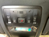 レクサスオーナー様をお守りするためのヘルプネットスイッチです。万一の際は専門オペレーターにつながり、警察や消防への緊急通報をサポートします。