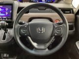 ハンドルにHondaセンシング系のクルーズコントロールやレーンキープアシストなどのスイッチと、オーディオの操作スイッチが装備されています。ハンドルから手を離さず安全に操作できます。