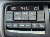 運転席と助手席それぞれで温度調整可能。快適性を高めるデュアルエアコンです。