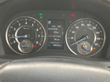 速度計や回転計、中央のディスプレイがまとまり、運転に必要な情報を確認しやすいレイアウトです。表示が見分けやすく、警告灯や各種情報も視線を大きく移さずに把握しやすい配置です。