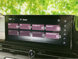 ラジオやBluetooth、USBなど複数の音源が画面に並び、使いたい項目を選びやすい構成です。通勤やお出かけの移動時間に、好みの音源を楽しめます。