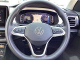 運転者中心に作られた運転席です。