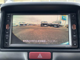 後方の様子を画面で確認しながら駐車でき、車両周辺への注意を払いやすくなります。画面表示だけに頼らず、直接目視も行いながら安全確認をサポートする便利な装備です。