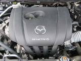 「SKYACTIV-G(ガソリン)」は、規格外の高圧縮を実現し、世界のエンジン技術者に驚きを与えました。さらに、それを維持したままノッキングの発生を抑え、熱効率を向上、走りにも寄与したエンジンです。
