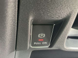 電動パーキングブレーキです。ブレーキペダルを踏み込み、Pスイッチを引き上げると作動、押し下げると解除されます。
