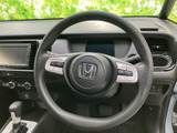 握りやすい円形のハンドルに各種スイッチがまとまり、運転姿勢を保ちながら手元で操作できます。前方から視線を外す機会を抑えたい方にも便利な装備です。