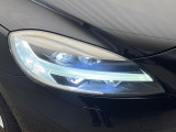 【LEDヘッドライト】悪天候や夜間走行時も良好な視界を確保し、安心して運転できる高輝度LEDヘッドライト!北欧神話に登場する「トールハンマー」をモチーフにした、一目でボルボとわかるデザインです。