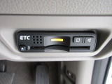 ETC付。高速道路の料金所はキャッシュレスで通過です。サービスエリア等にあるスマートインターの出入口も利用可能でとっても便利。ご納車後すぐにお使い頂けるようセットアップしてのお渡しとなります。