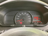 中央の速度計をはじめ、燃料残量などを確認できる表示がまとまり、運転に必要な情報を見渡しやすい配置です。点灯表示も目に入りやすく、日々の運転を支えます。