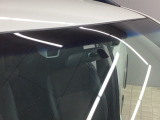 【アイサイトVer2】ステレオカメラで前方の歩行者や車を検知し、衝突の危険がある場合に自動でブレーキをかける安全運転支援システムです。先行車への追従クルーズコントロールも備えています。