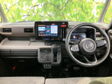運転席から前方を見渡しやすい、開放感のある視界が魅力です。明るい色合いのシートと落ち着いた内装がまとまり、日々の移動もゆったり過ごせそうな空間です。