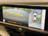 【パノラミックビューモニター】専用のカメラにより、上から見下ろしたような視点で360度クルマの周囲を確認することができます☆死角部分も確認しやすく、狭い場所での切り返しや駐車もスムーズに行えます。