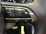 ハンドルの右側に追従機能の操作スイッチが付いています。高速道路などで、車が前の車との車間距離と速度を保ち追従していきます。高速道路でもアクセルを踏まずに運転することができるので疲労軽減できます。