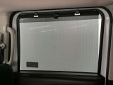 【ロールサンシェイド】日差しがまぶしい時などにロールサンシェードをスッと引き出し高い遮光率で、安眠を妨げません。