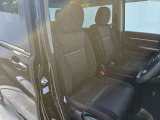 使用感の少ない綺麗な運転席シート。高さ調整機能付き姿勢を保持できます。