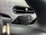 MINIの運転席操作部は、中央に構えるディスプレイが最大の特徴です。航空機を思わせるトグルスイッチなど、直感的で遊び心のあるメカニカルな操作感が、ゴーカートのような走りの高揚感を高めます。
