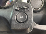 狭い駐車場で便利な電動格納ドアミラーが付いています。