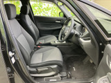 前席は視界が開け、運転席と助手席それぞれの座面や背もたれもゆったりとした形状です。落ち着いた色合いで、足元も確認しやすく、日々の乗り降りにも便利です。