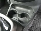 前席中央には2本収納できるドリンクホルダーが備わっています。