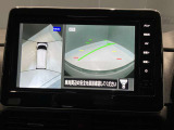 前後左右4つのカメラで、上から見たような映像をお届け、駐車時も安心、アラウンドビューモニター付(肉眼では確認し辛い左前の映像に切り替えることも可能です)。