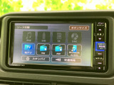 地デジやFM、AM、Bluetoothなど、複数の音源が画面に並びます。使いたい項目を見つけやすく、音楽やラジオなど、普段の移動中に合わせた選択がしやすい仕様です。