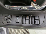 パワーウィンドウのスイッチですよ。運転席に居ながら窓を開け閉めのコントロールできます。