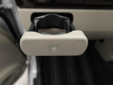 カップホルダーはインパネの左右に付いています。エアコンの風が当たるように設置されているので、冬には保温、夏には冷却の効果がありますよ。