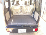 バックドアは大きく開きます。定員乗車時でも十分広いラゲッジスペースを確保しています