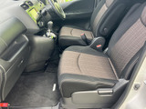 落ち着いた色合いのシートが並び、運転席・助手席ともに座面にゆとりを感じられます。足元には広さがあり、乗車中もリラックスして過ごしやすい室内空間です。