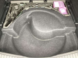 荷室床下には便利なアンダーボックスを装備。普段は使わない用品や洗車道具をすっきり収納でき、荷室を広く活用できます。