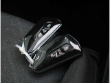 ■イモビライザー標準装備のエンジンキー 「イモビライザー」専用キー側のIDコードと車両側のIDコードを照合し、一致すればエンジンを始動させることができる盗難防止機能。