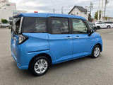 角を丸くまとめたボディに、サイドから後方へ続く窓と縦長のランプが印象的。ブルーの色合いが映える、洗練された後方スタイルに仕上がっています。